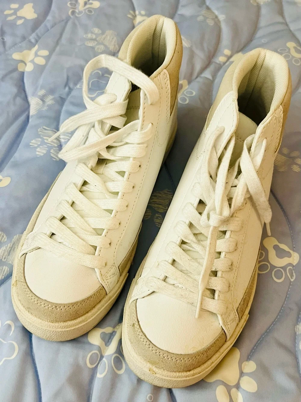No Boundaries White High-Top Sneakers with Beige Suede Trim